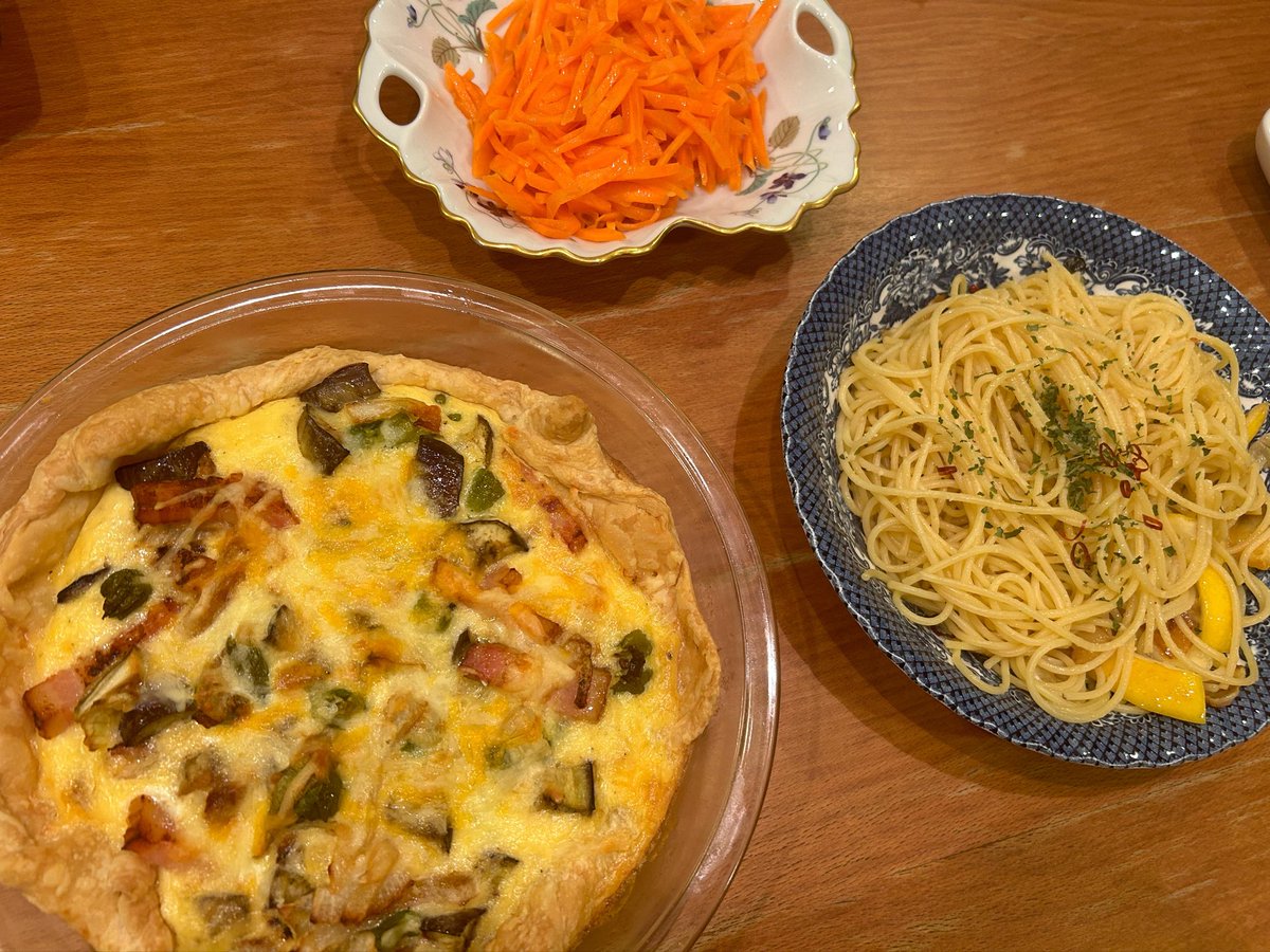thousand_glory's tweet photo. 茄子とししとうのキッシュ
レモンのペペロンチーノ
キャロット・ラペ

余ってた野菜を使いきれて良い。
練り切り体験がなくなって不貞腐れていたのをやっと持ち直しました。満足です。 https://t.co/OBqJeW1qva