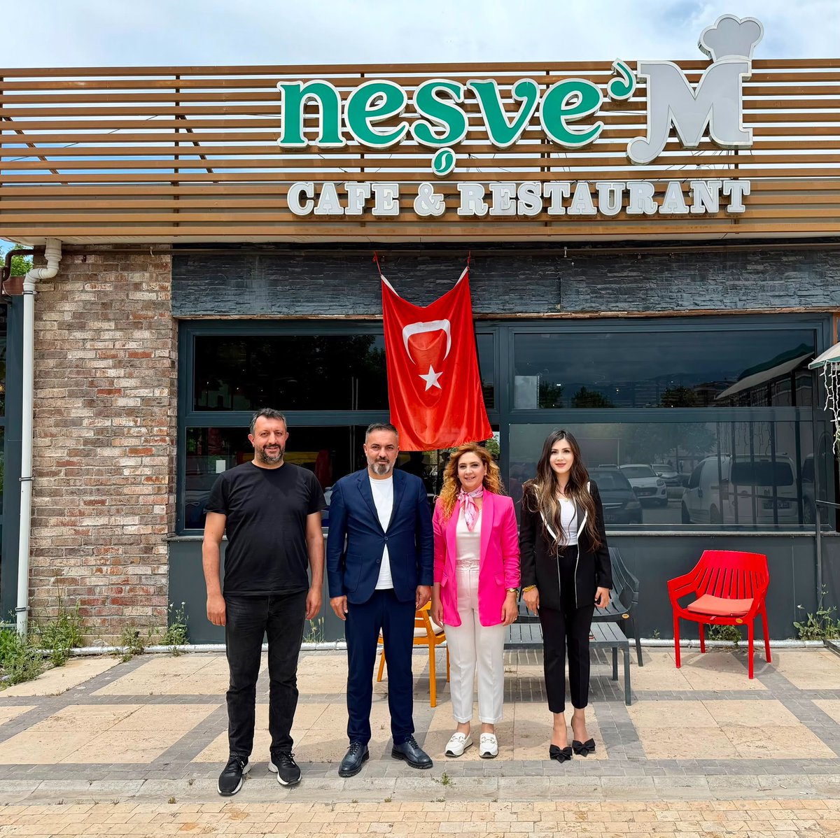 ulusder's tweet photo. ULUSDER üye ziyareti kapsamında Yönetim Kurulu Üyemiz ve Neşvem Cafeler İşletme Sahibi Sayın Nazlı Çavdar’ı ziyaret ettik. 

Kafe ve hizmet sektörü üzerine verimli bir görüşme gerçekleştirdik.Yeme-içme sektörünün gelişimi, değişen müşteri beklentileri, hizmet kalitesinin işletmelere kattığı değer ve sektörün ekonomik katkıları üzerine kapsamlı değerlendirmelerde bulunduk. Özellikle kafe sektörünün yalnızca sosyal yaşamın değil, aynı zamanda istihdam ve şehir ekonomisinin önemli yapı taşlarından biri olduğu konusunda fikir alışverişi yaptık.

Güler yüzlü hizmet anlayışı, kaliteli işletmecilik vizyonu ve sektöre kattığı değerlerden dolayı Sayın Nazlı Çavdar’a misafirperverlikleri için teşekkür ediyor, çalışmalarında başarılarının devamını diliyoruz.

#ULUSDER #NeşvemCafe #GüçlüFirmalarGüçlüMalatya #ÖzcanPolat #Malatya
