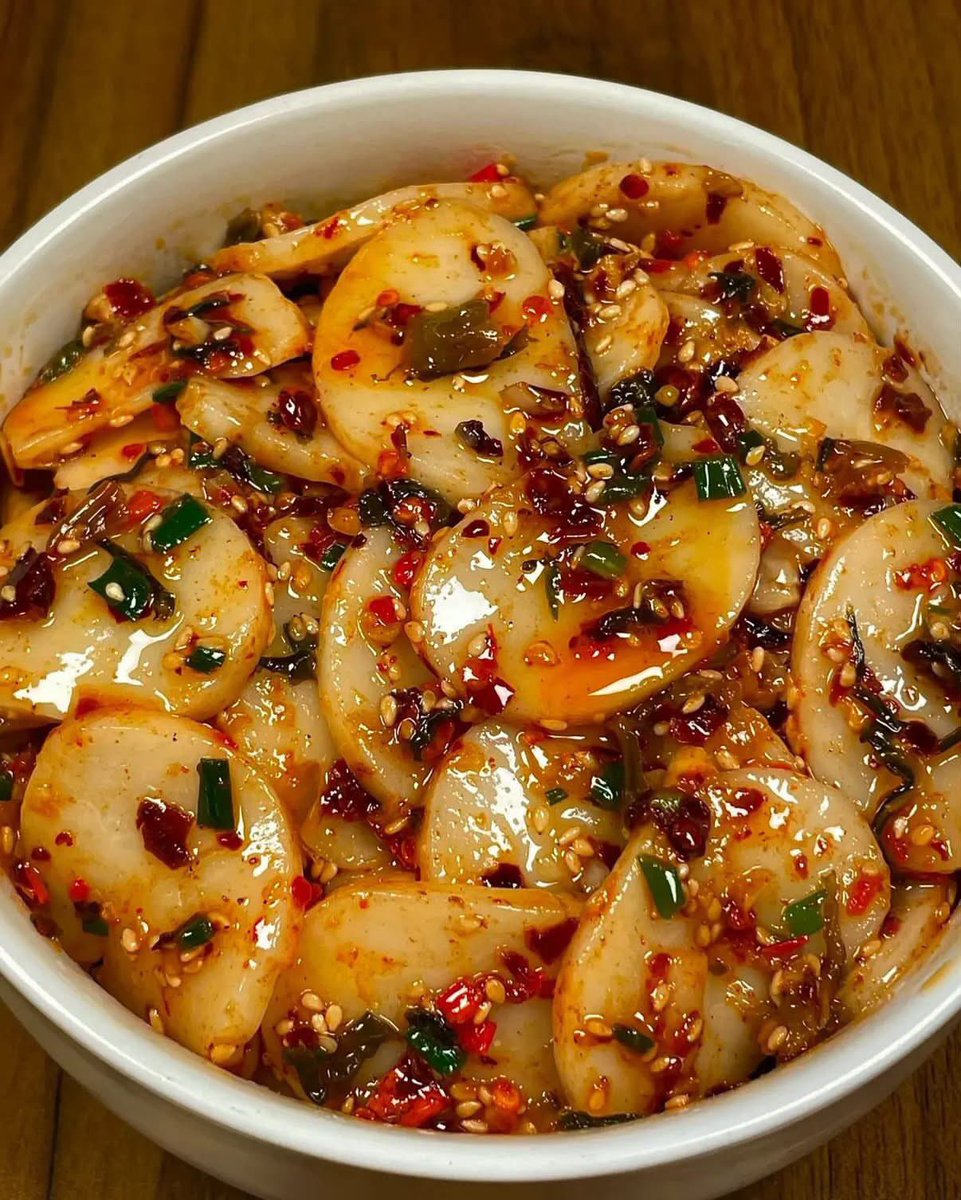 dippingall's tweet photo. 쓰레드에서 유행조짐 보이는 떡국떡볶음✨‼️

1. 떡은 삶아서 말랑하게 준비
2. 다진마늘, 고춧가루, 설탕, 참기름에 같이 볶기
3. 약불에서 볶다가 쪽파 올리고 참기름 한번 더~

밥, 소면이랑 먹어도 잘 어울림🤤✨ https://t.co/ezVkvWiaRg