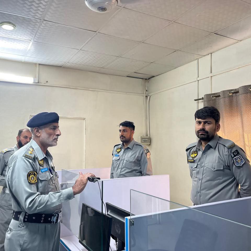 MerubAwan's tweet photo. بہتر عوامی سہولیات اور مؤثر سروس ڈیلیوری کے عزم کے تحت ڈی ایس پی لائسنسنگ شہباز غازی نے لائسنسنگ برانچ کے مختلف شعبہ جات کا معائنہ کیا اور شہریوں کو درپیش مسائل کے فوری حل اور بہترین سہولیات کی فراہمی پر زور دیا۔
@JavedChOfficial #Islamabad #CapitalPeacePulse @ICT_Police https://t.co/UvcnlDiOhu