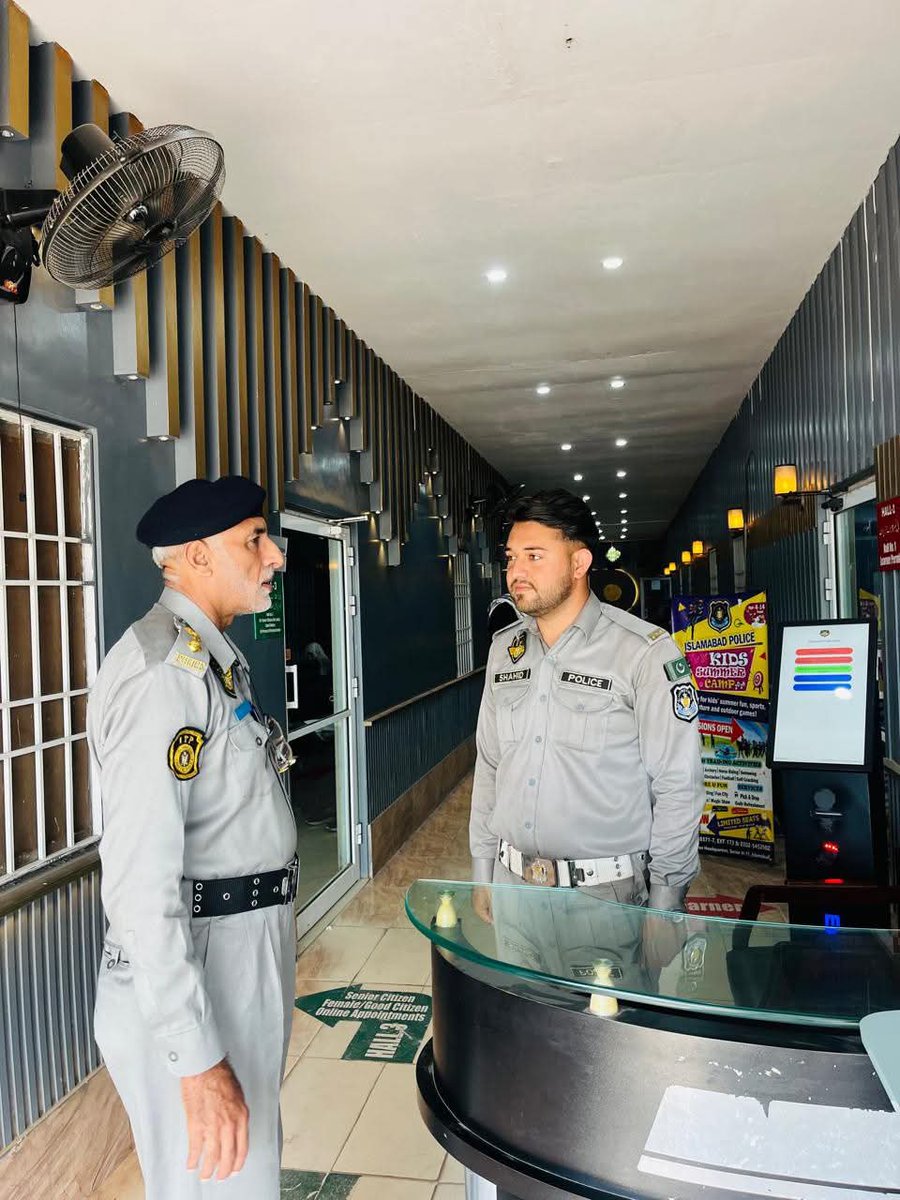 MerubAwan's tweet photo. بہتر عوامی سہولیات اور مؤثر سروس ڈیلیوری کے عزم کے تحت ڈی ایس پی لائسنسنگ شہباز غازی نے لائسنسنگ برانچ کے مختلف شعبہ جات کا معائنہ کیا اور شہریوں کو درپیش مسائل کے فوری حل اور بہترین سہولیات کی فراہمی پر زور دیا۔
@JavedChOfficial #Islamabad #CapitalPeacePulse @ICT_Police https://t.co/UvcnlDiOhu