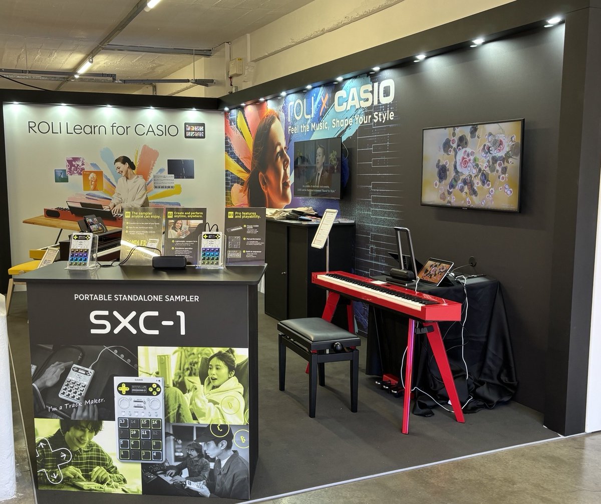 casio_SXC_1's tweet photo. なんと！SXC-1は海を渡ってSXSWLondonに明日まで出展中✈️カシオブースでお会いできることを楽しみにしています🤗
Hello, London! We’re here at #SXSWLondon 🍾
We’re here through tomorrow—come say hi at the CASIO booth and try out the SXC-1🎶
#sxc1 #casio #サンプラー #sampler #カシオ https://t.co/tJUrbFiKWu