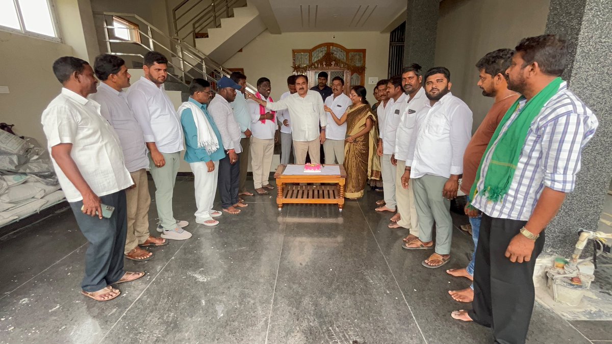 EDRBRS's tweet photo. వర్ధన్నపేట (నియోజకవర్గం),వర్ధన్నపేట మండ��� కేంద్రంలో మాజీ మంత్రివర్యులు,సిద్దిపేట ఎమ్మెల్యే @BRSHarish గారి జన్మదినం సందర్భంగా వర్ధన్నపేట మండల నాయకులతో కలిసి కేక్ కట్ చేసి జన్మదిన శుభాకాంక్షలు తెలపడం జరిగింది. https://t.co/sp7Zo195hu