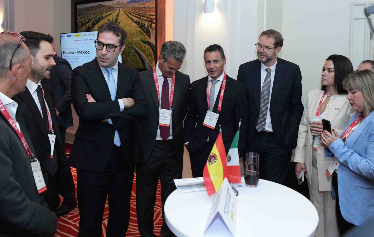 ICEX_'s tweet photo. 🇪🇸🇲🇽🤝#España y #México han reforzado la cooperación en cadenas de suministro, gestión hídrica, innovación tecnológica y economía circular durante el Encuentro Empresarial que ese está celebrando en Ciudad de México, que ha reunido a cerca de 70 #empresas españolas y 400 mexicanas, con paneles temáticos y más de 250 reuniones #B2B.

🚀 Organizado por @ICEX_  y la Oficina Económica y Comercial de España en México, junto con @CEOE_ES , Cámara de Comercio de España, el @ComceOficial (Consejo Empresarial Mexicano de Comercio Exterior Inversión y Tecnología) y el @cceoficialmx (CCE), el encuentro ha contado con el respaldo institucional del vicepresidente primero del Gobierno de España y ministro de Economía, Comercio y Empresa (@_minecogob ), @carlos_cuerpo, y la participación de su homólogo, el secretario de Estado de Economía de México, Marcelo Ebrard Casaubon.

🎯 #Mujer e #Internacionalización
El encuentro comenzó el lunes con un espacio para empresarias y directivas españolas y mexicanas denominado “Tecnología, disrupción, innovación sostenible, industria 5.0: una visión desde sus líderes”, con la participación de Tania Rabasa Kovacs (Orbia México), Gabriela Leon (@Inmolecule_Intl ), Laura Ripani (@Bid Grupo) y Patricia Hernández Martínez (ANEAS), y Claudia de la Vega (@HeinekenMexico), moderado por Elisa Carbonell.

El martes, la jornada inaugural se ha centrado en  la “Tecnología y competitividad como motores de transformación sostenible”, con una mesa redonda moderada por Elisa Carbonell, consejera delegada de ICEX.

🎯 Acción de alto impacto en cinco sectores estratégicos
La delegación empresarial española ha reunido perfiles de alta dirección para impulsar oportunidades de negocio y colaboración en tres grandes ámbitos: las cadenas de suministro globales y el nearshoring, la gestión hídrica y el rol de la innovación tecnológica, y la transición hacia modelos de economía circular.

🎯Impulsar la inversión en España
ICEX-@InvestInSpain ha reunido en México a empresas con interés inversor en España. El encuentro ha buscado reforzar el atractivo de España como destino de inversión en sectores estratégicos y de alto valor añadido. Empresas participantes:
@somosalsea 
Sigma Alimentos Centro, S.A. de C.V.
@CEMEX 
@ItZTMGG  ADO
@Softtek 
Grupo México
@Lab_Silanes 
MAR
Grupo La Moderna
Grupo Grisi
Diez Holdings
al final BAL
OHLA 
Grupo CAABSA 
@banamex 
ASUR - Servicios Aeroportuarios del Sureste S.A. de C.V..

🎯Road-show de emprendimiento
Carlos Cuerpo liderará durante el día de hoy una delegación de scaleups españolas y fondos de capital riesgo que presentarán casos de éxito como @MultiverseCompu , @mundiventures , Factorial, @FossaSys , @decelera_com  y GAWA Capital, ante destacados inversores mexicanos. La iniciativa buscará impulsar alianzas, atraer inversión y acelerar la expansión internacional del ecosistema emprendedor español. Inversores mexicanos participantes en el Encuentro empresarial España-México:
@AMEXCAP 
@AVM_Mex 
500 Global
CoCoCo: Corporate Cofounder Company
BDev Ventures
Dalus Capital
@Endeavor  México
G2 Momentum Capital
Aito Capital
IGNIA Partners
@nascent 
New Ventures
@NexxusPE  Capital
Cathay Innovation
DILA Capital
The Yield Lab

Empresas participantes en el Encuentro Empresarial España México:
@ACCIONA 
@santander_es 
@COFIDES 
Cox
Aganova
Entia de México
Energía Sur de Europa
IDOM | Consulting
INTERLIGHT SP, S.L.
Aguas de Valencia International
COMSA Corporación
@grupoeulen 
Indra Group
IRIUM
@airpharmgroup  Logistics
CPS INFRAESTRUCTURAS MOVILIDAD Y MEDIO AMBIENTE S.L.
@aqualia 
Industrias Químicas del Ebro, S.A.
ITP Aero
@applus 
Cuatrecasas
GRUP MEDIAPRO
@Inerco_ 
@garrigues_es 
Ayesa Digital
Diverxia
Antolin
@Ineco_es 
MAPNER
Construcciones Urales
Dropson 🌍
GRUPO RELESA
BEACH TROTTERS, S.L.
@EburyES 
@HappyRobot 
INNCIVE
@inspide_me 
Red Energy
@esMONDRAGON 
@Naturgy 
@BuenaNx12931  Energía
Opdenergy
@phygitals  
Plastic Repair System
Poseidon Water Services