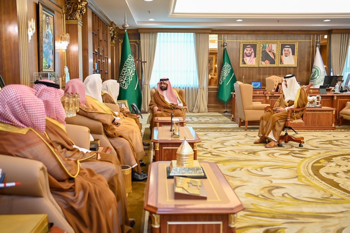 jazangov's tweet photo. سمو أمير منطقة جازان
#محمد_بن_عبدالعزيز
يستقبل فضيلة رئيس محكمة الاستئناف بالمنطقة الشيخ خالد معافى، يرافقه عدد من قضاة الاستئناف، ومدير عام فرع وزارة العدل بالمنطقة عبدالكريم الصميلي. https://t.co/GgYqAhK52J
