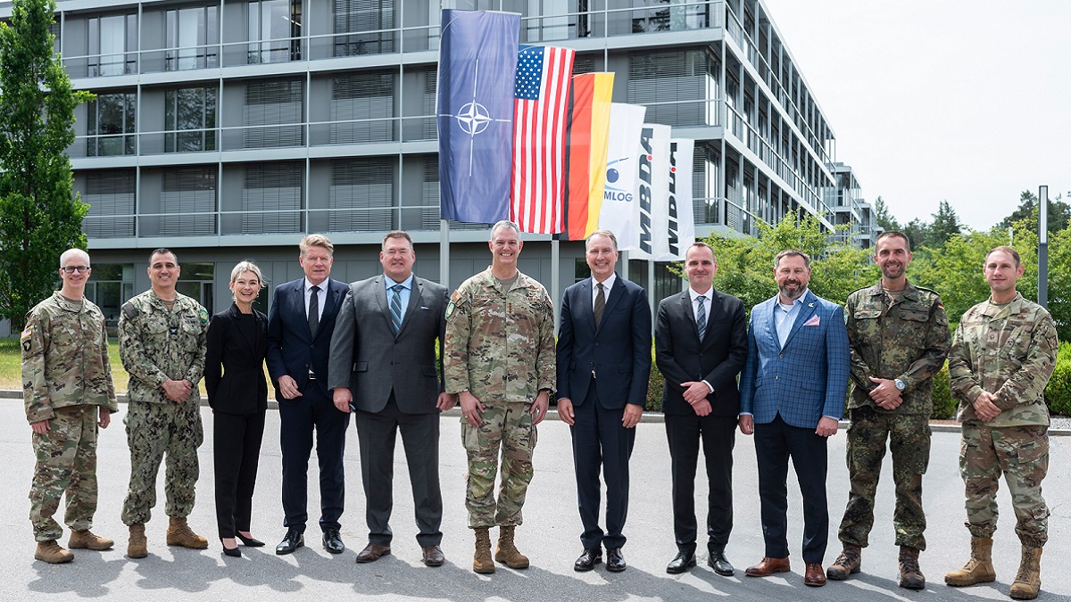 MBDADeutschland's tweet photo. SACEUR besucht MBDA in Deutschland
Wir freuen uns sehr, General Alexus G. Grynkewich, #SACEUR der @NATO und Oberbefehlshaber des @US_EUCOM begrüßen zu dürfen. Der Besuch unterstreicht die strategische Bedeutung europäischer Verteidigung und transatlantischer Zusammenarbeit. https://t.co/E4WiciPArV