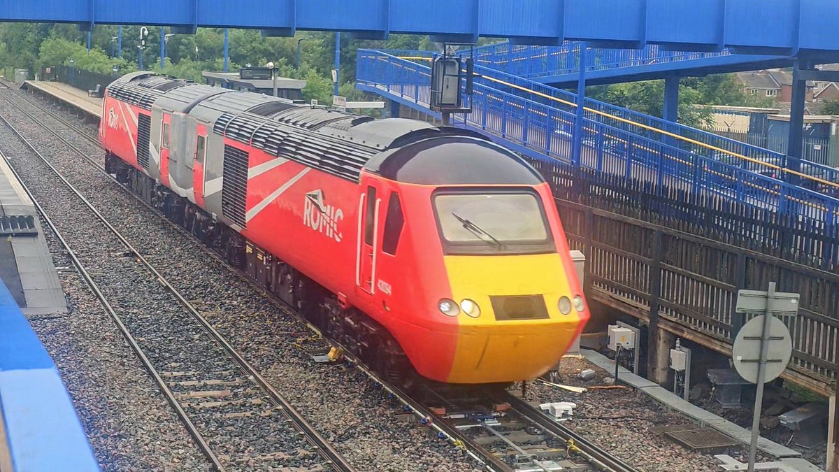 Harrod15S's tweet photo. Romic HST power cars 43094 & 43122 through a very damp Swinton (S.Yorks) this morning working 0F43 Loughborough to Leeds Balm Rd #class43 #HST #trains #Swinton https://t.co/q5zR2GSgny
