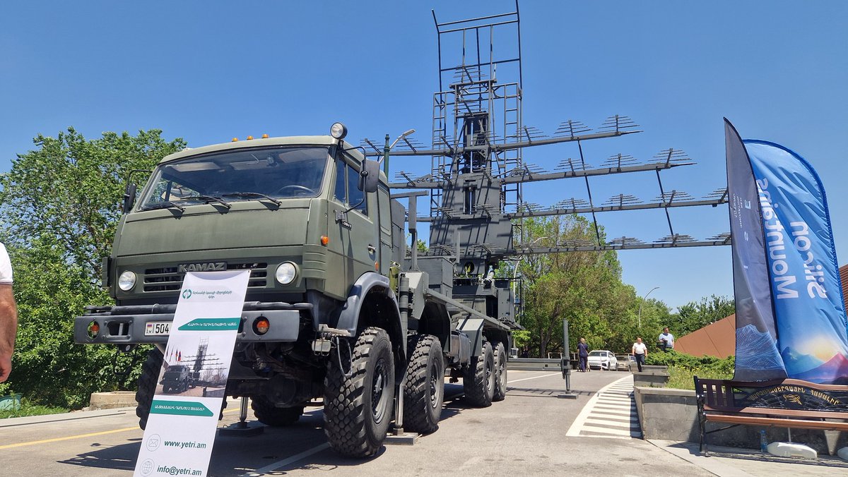 Hayk__H's tweet photo. Armenia’s "Nairi-1" mobile air surveillance radar by YETRI on display in Yerevan. First unveiled at ArmHiTech 2022, the platform is designed for rapid deployment, folding completely onto its 8x8 KamAZ heavy truck chassis frame. 🇦🇲 https://t.co/gfN2X0OO40