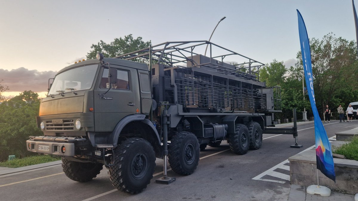 Hayk__H's tweet photo. Armenia’s "Nairi-1" mobile air surveillance radar by YETRI on display in Yerevan. First unveiled at ArmHiTech 2022, the platform is designed for rapid deployment, folding completely onto its 8x8 KamAZ heavy truck chassis frame. 🇦🇲 https://t.co/gfN2X0OO40