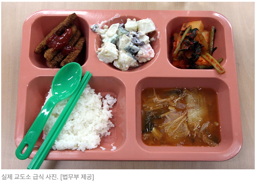 ghmlawlaw's tweet photo. 반면 한국 교도소
닭볶음탕에 핫케이크 처나오고있음
시발 나보다 잘처먹고 삼 
이러니까 재범률이 몇십퍼를 처넘지 ㅅㅂ ㅋㅋㅋㅋㅋㅋㅋㅋ https://t.co/sXBhSz4dJR