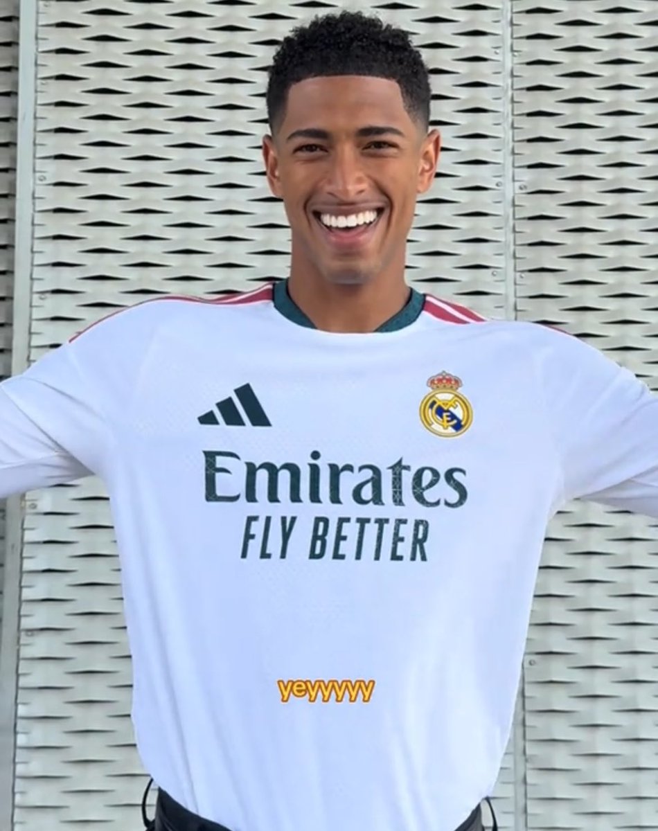 thatmadridgirl_'s tweet photo. he always makes them look good😍🩷🤍 https://t.co/Vad7xtJStn