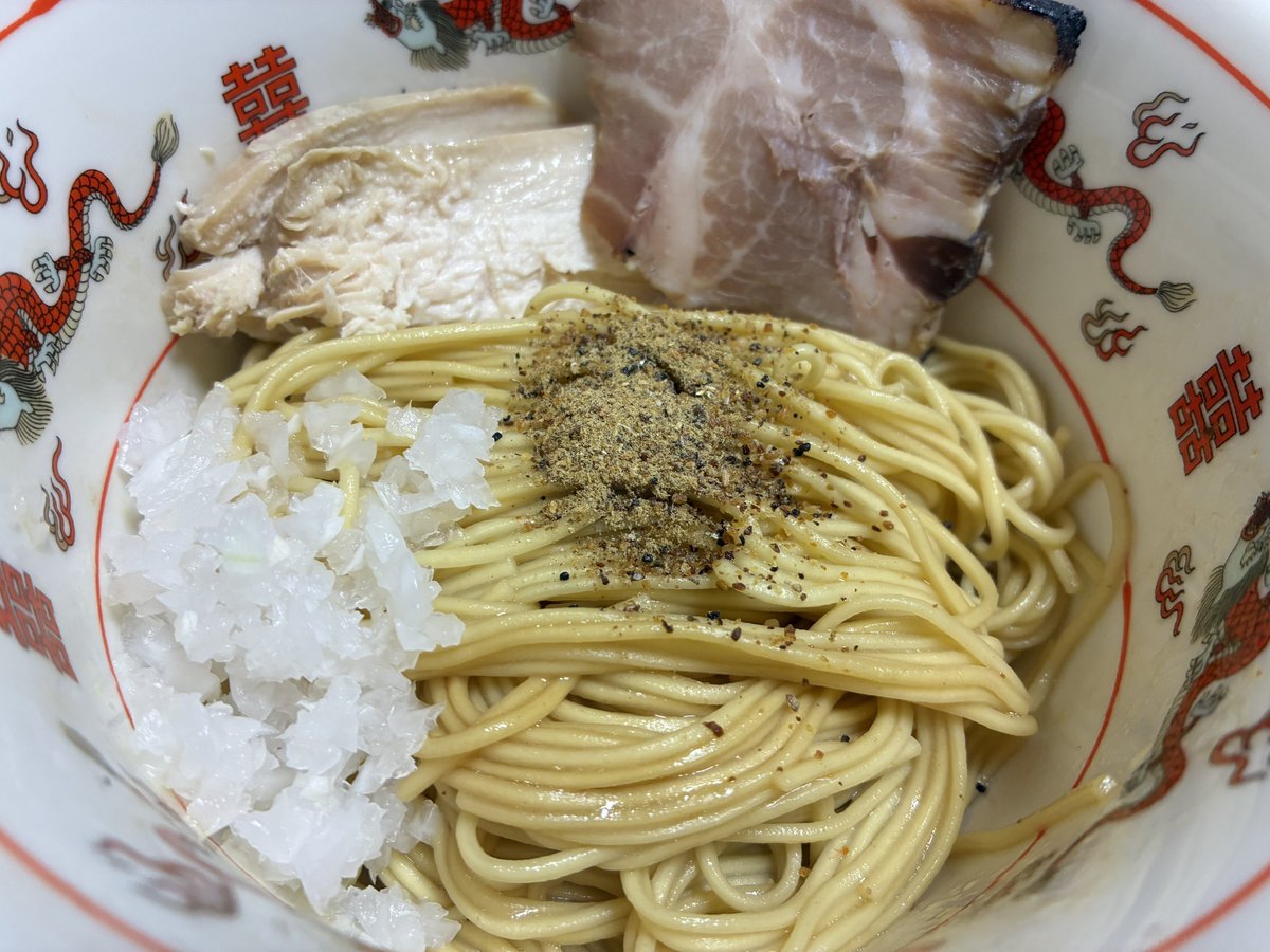 iotasanai's tweet photo. ①米油＋干しエビを80℃で5時間低温調理
②海老油に粉末調味料や付属調味油、少量の砂糖やうま味調味料などを混ぜ、タレを作る
③棒ラーメンを2分茹で冷水で揉み洗い、再び熱湯に10秒通して湯切り
④タレと和え、煮干し粉を振って完成

毎日食べてます！！

#マルタイけんた食堂
#がっつりアレンジ部門 https://t.co/PMEcxmHLrF