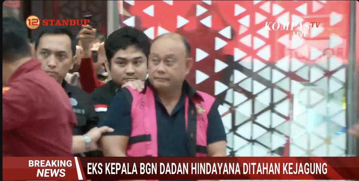 uniq_le's tweet photo. Eks Kepala BGN, Pak Dadan Hindayana resmi jadi tersangka dan ditahan Kejaksaan Agung. Beliau ditahan bersama 2 orang Eks Wakil Kepala BGN yang juga dicopot semalam.

Pak Dadan resmi memakai Rompi Pink Kejaksaan Agung sore ini.

What a rollercoaster week for him, sampai 3 hari lalu masih di Arab Saudi utk Ibadah Haji, balik Indonesia hari Senin, Selasa pagi dampingi presiden kunjungan MBG, Selasa Malam dicopot dan Rabu ditahan Kejaksaan
