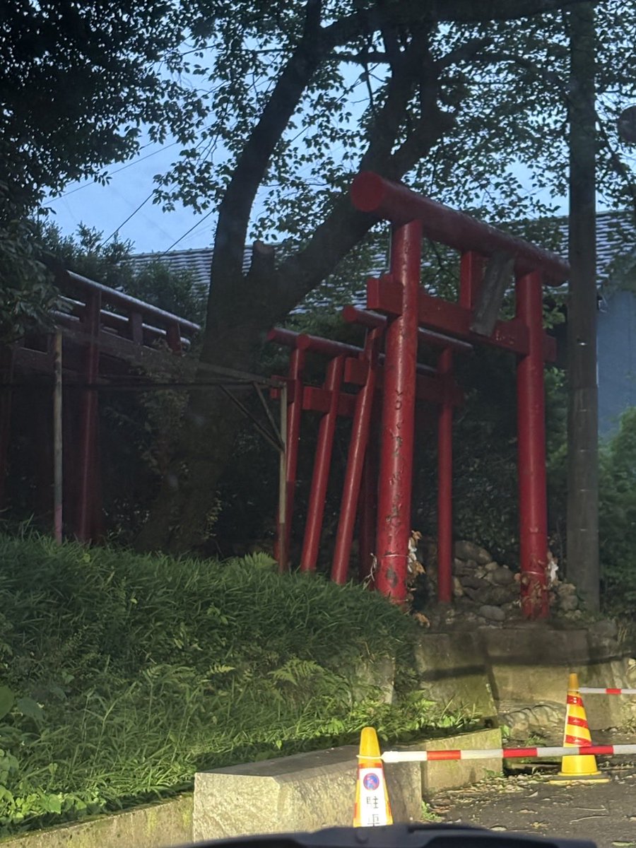 638_kuro's tweet photo. やばそうな神社あったから写真撮って見たら、なんか顔みたいなの写ったんだけどこれただぼやけただけかな？笑 https://t.co/Ty3YiLewQ2