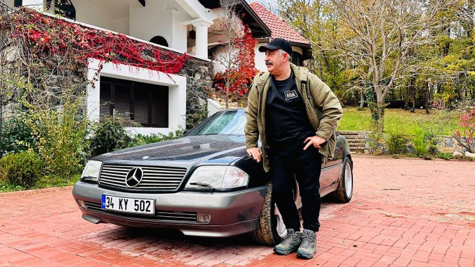 haberbandicom's tweet photo. Cem Yılmaz, milyonluk klasik otomobilleri için Yalıköy'de dev bir ev inşa ettiriyor.   (Hürriyet) https://t.co/c5YjFQ4EfY