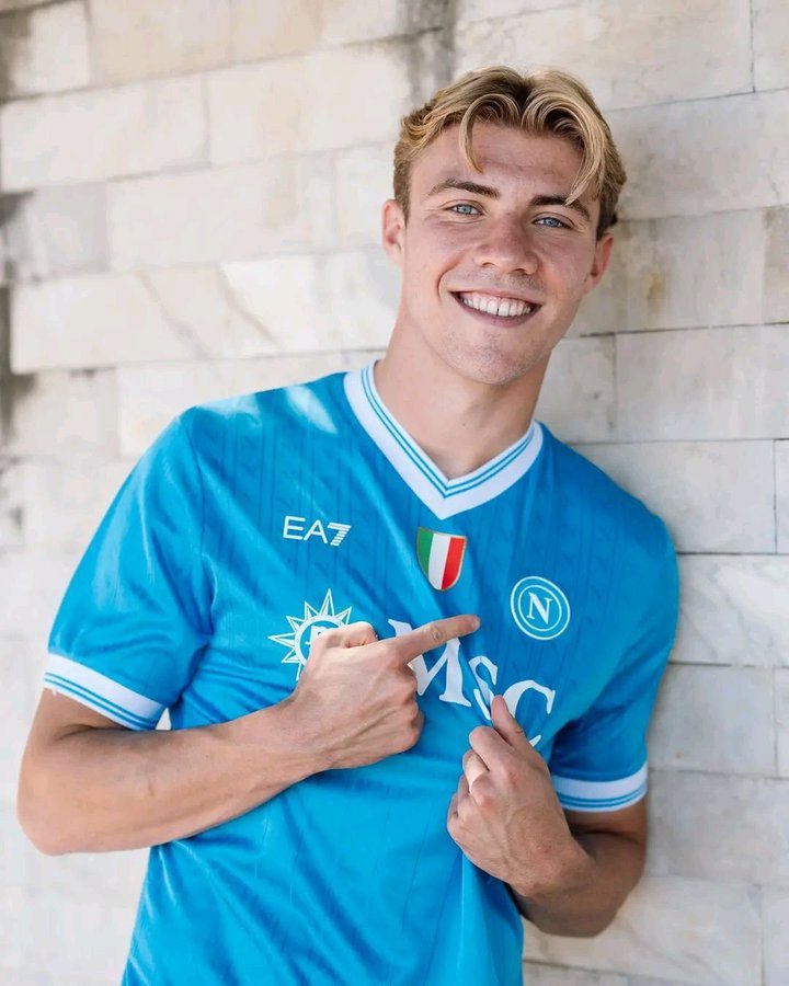 UTDFade's tweet photo. Bang Hojlund resmi gabung Napoli!
total MU dapet €50juta 👊
@1ManUnitedNews 

bisalah kan duitnya buat beli Mateus Fernandes yang mahal ituuuu wkwkwkwk
btw Good Luck buat Hojlund  jujur positif vibe beliau, apalagi soal caption IG 😌 https://t.co/nYYaevzdbC