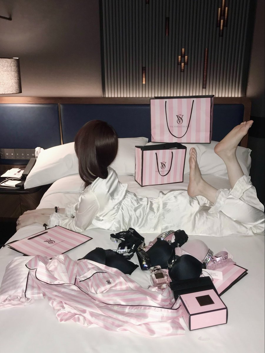 lm06xp's tweet photo. Victoria's Secret 🦢👙 https://t.co/1o22Z8Z9GK