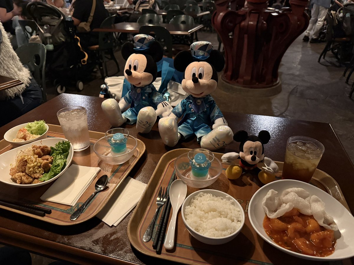 G_j2p's tweet photo. 今更ですが25周年ジュビリー
してきました✨
念願のジュビリーコーデで
大好きなミッキーに会いに行き、
よく見かけるお兄さんとも
ジュビリー！な写真を撮り、
美味しい食べ物食べまくり、
最高の1日だったー！！
締めのワインも最高でした🫢
帰りたくなかった🥲🥲笑 https://t.co/8O13sw8nXa