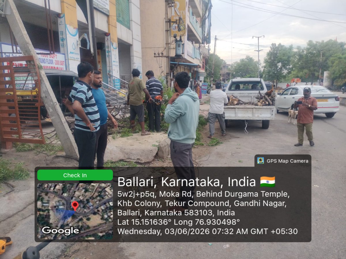 Comm_Ballari's tweet photo. ದುರ್ಗಮ್ಮ ದೇವಸ್ಥಾನದ ಸಮೀಪದ ಮೋಕಾ ರಸ್ತೆಯಲ್ಲಿ ಬಿದ್ದಿದ್ದ ಮರದ ಕೊಂಬೆಯ ಕುರಿತು ಬಂದ ದೂರನ್ನು ಪರಿಶೀಲಿಸಿ ಕ್ರಮ ಕೈಗೊಳ್ಳಲಾಗಿದೆ. https://t.co/9ExWCRjPEk