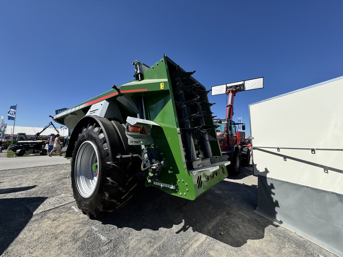 mecab's tweet photo. 去年Balmoral Showという北アイルランドの農業畜産フェスに行ったんだけど、謎の重機たくさん売ってて面白かった。3枚目と4枚目はニュープロダクトイノベーションアワードのファイナリストらしいけど何の機械なのか全くわからんw https://t.co/sEVwv2xLRR