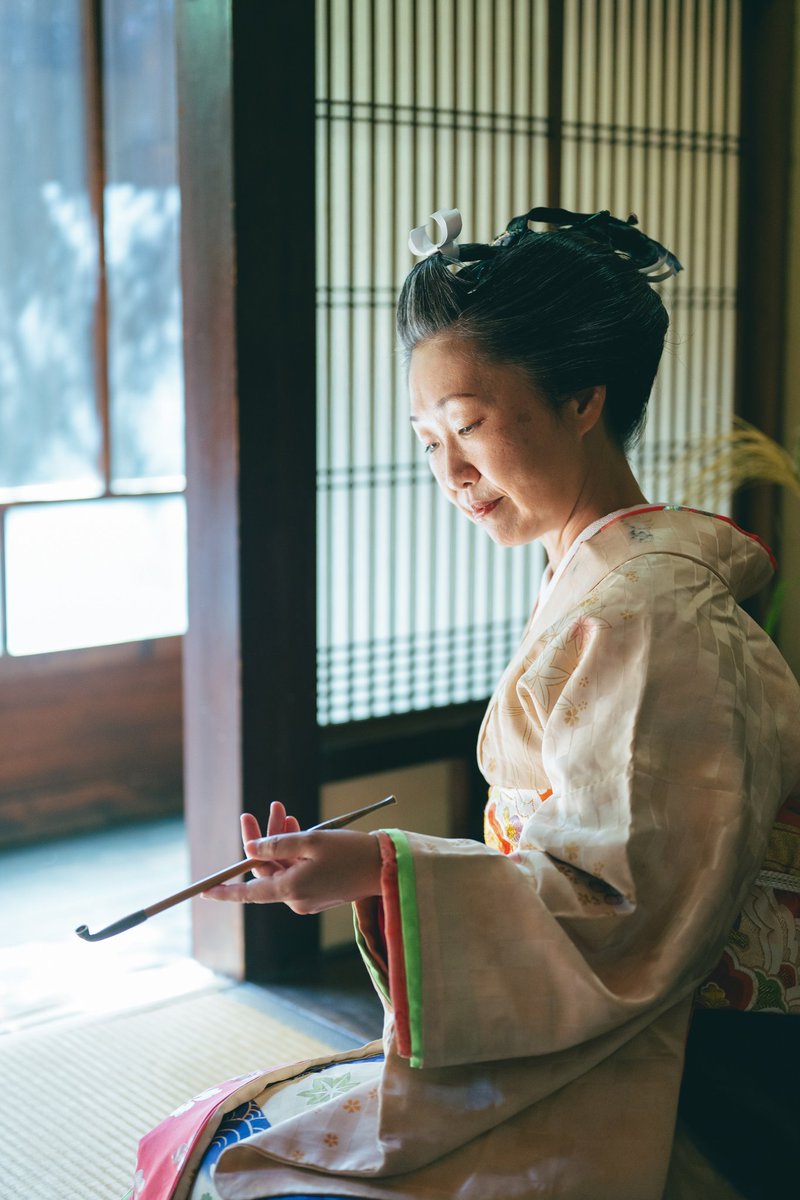 kyo_oriyuki's tweet photo. 日本髪を結ってみたい、せっかく結ったら写真を撮ってもらいたい、それを叶える「日本髪変身体験」

日本髪は身分や年齢等によって結う髪型が変わるので、それぞれ楽しみを見出だせるのが魅力の1つです

髪型 : 両輪髷
衣装 : 京織雪
場所 : 京織雪
結髪着付けメイク : 安藤琴音
カメラマン : 西森麻紀 https://t.co/xm0qQ4fh9f
