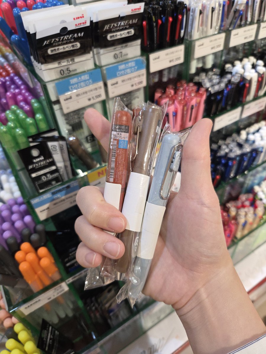 pencil_030's tweet photo. 재입고 두번 될때까지 참았는데 오프라인에서 자만추? 그래 이제 사라 하고 사버림 https://t.co/SjBzIyILnp