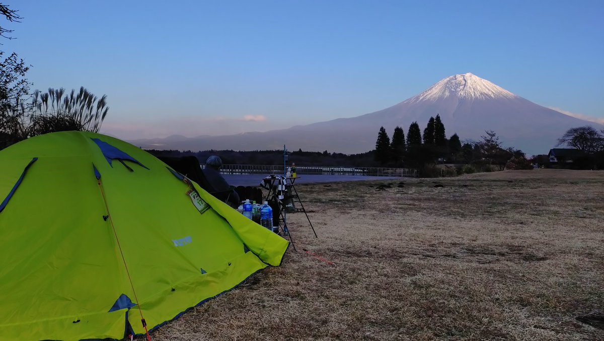 with_FUJI's tweet photo. 「富士山ビュー」はたぶん日本トップクラス。

湖畔でコーヒーを飲みながら、
目の前には”逆さ富士”

そんな贅沢な朝を過ごせるのが
田貫湖キャンプ場です。

キャンパーの聖地とも呼ばれる絶景スポット。
次のキャンプ候補に保存しておいてください📌 https://t.co/kXyQfKfpUj