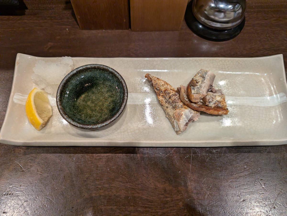 BasketWorldly's tweet photo. カツオ腹皮焼き

レモンと大根おろしに加えてお酢が添えられていて、「薬味が魚の味に勝ってしまいそう」とか杞憂してたけど、
そんな心配を全部吹き飛ばすカツオの強さと、その強さに何とかついていく薬味たちに、凄いバランスだなぁと思ったり https://t.co/3mqlnksmby