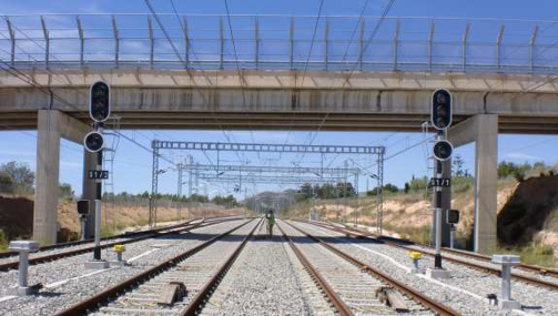 transportesgob's tweet photo. Licitamos por 8 M€ un nuevo contrato para el cambio de ancho del tramo Castelló-Vinaròs-cambiador de la Boella, eje esencial para avanzar en la configuración del Corredor Mediterráneo entre el norte de la Comunitat Valenciana y el sur de Tarragona.

ℹ️ https://t.co/b0nb6X3foK https://t.co/UQs1sauBoD