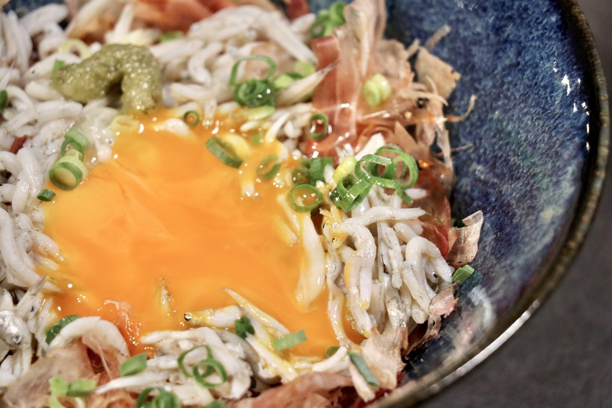 kanatagohan's tweet photo. 【新鮮しらす丼🍚✨】

今日は釜揚げしらすを贅沢に！
ぷりぷり食感と卵黄のまろやかさが最高に合うよ🐟

シンプルだけど、やみつきになるんよね〜😋
今が旬！しかも今年は豊作だって！
見つけたらぜひ作ってみてね！

#しらす丼 #おうちごはん #一眼レフ飯 #料理好きな人とつながりたい #X家庭料理部 https://t.co/sfbTQK3Ci6