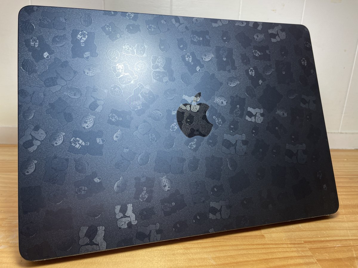 GAODANGAR's tweet photo. 『MacBook X 招財貓壓紋』
⠀
老闆有時太忙會沒辦法開店，一定要先預約喔🥹
⠀
預約：https://t.co/aq2zJlMG3i
LINE ID：@383kckpo
地址：嘉義市西區興業西路535號
⠀
#彩工房 #包膜 #嘉義包膜 #筆電包膜 #嘉義包膜首選 https://t.co/JXUTIK2NMX