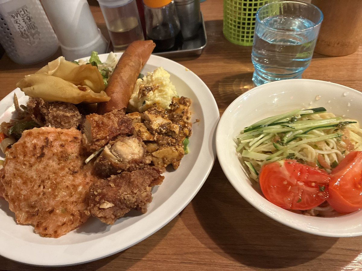 fleur_211's tweet photo. 水曜日は #四川屋台 食べ放題の日。

スミーさんとエンカウントしました。 https://t.co/1OPDJ8BWOr