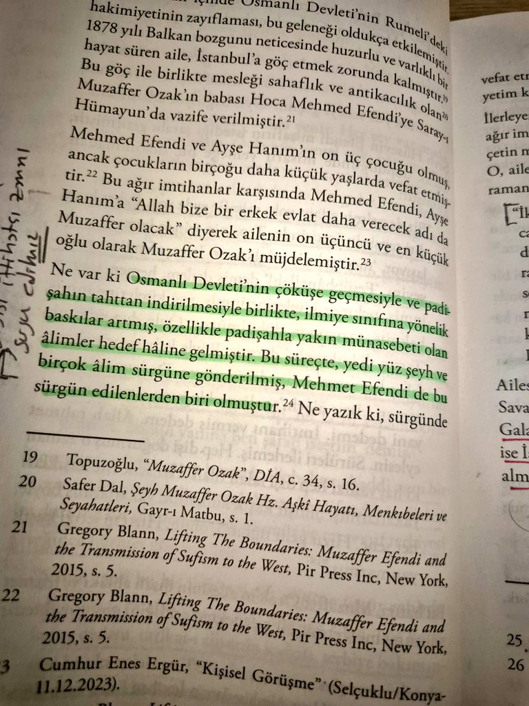mhkekec's tweet photo. Muzaffer Ozak Efendi'nin babası Mehmed Efendi, Sultan Abdülhamid'e yakın olduğu için İttihatçılar tarafından sürgün edilmiş... Mehmed Efendi birkaç ay sonra, sürgündeyken, Muzaffer Efendi henüz 6 aylık bebekken vefat etmiş.

Muzaffer Efendi'nin anlatımı: https://t.co/bXHdKumX1o https://t.co/ltbTwTkkaq