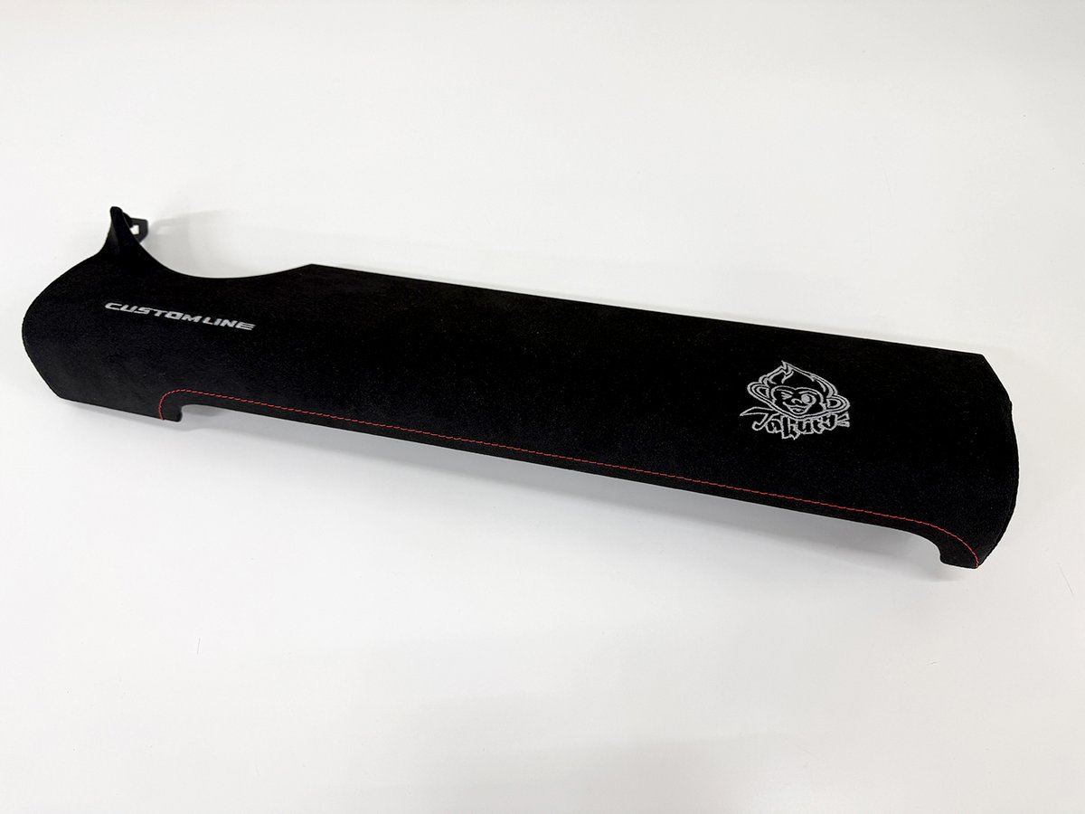 customline_sgrc's tweet photo. タクティコラボオーナメントに新色登場！！

ご好評いただいている タクティコラボのオーナメントパネルに、新たなカラーが加わりました✨

さらに、
🏁 CUSTOM LINEロゴをタクティサインへ変更
🏁 ロゴ位置の変更

など、お好みに合わせたカスタマイズも可能です！
もちろん、従来の「白スエード×黒ステッチ」仕様も引き続き販売中👌

#all86fanmeeting でも販売予定ですので、ぜひ実物を見に来てくださいね☺️