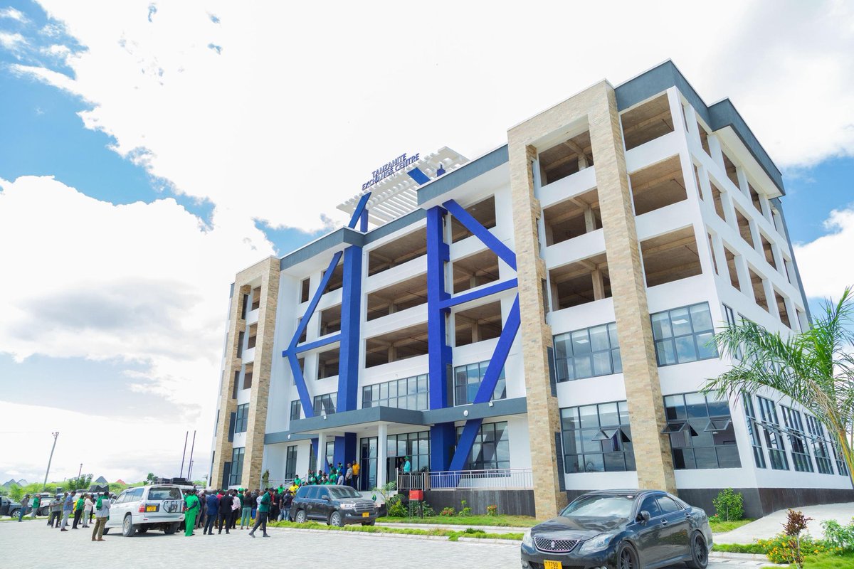 thesourcetz's tweet photo. MWENEZI AKAGUA MIRADI YA MAENDELEO WILAYA YA SIMANJIRO ILIYOLETEWA FEDHA NA DKT SAMIA SULUHU HASSAN https://t.co/SWn1IxSsFS