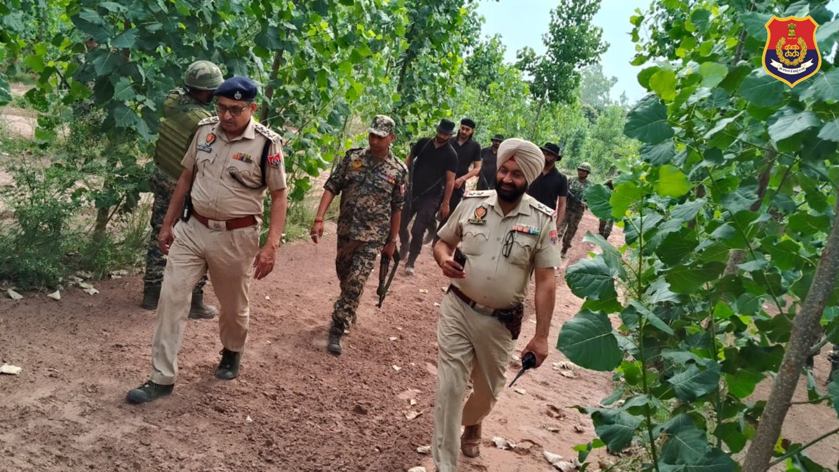 PathankotPolice's tweet photo. #PathankotPolice, in collaboration with the Border Security Force (#BSF), have carried out a joint search operation in the Border area to impede the activities of nefarious individuals and prevent any unfortunate incidents.
#Pathankot https://t.co/4NPSsD9qp1