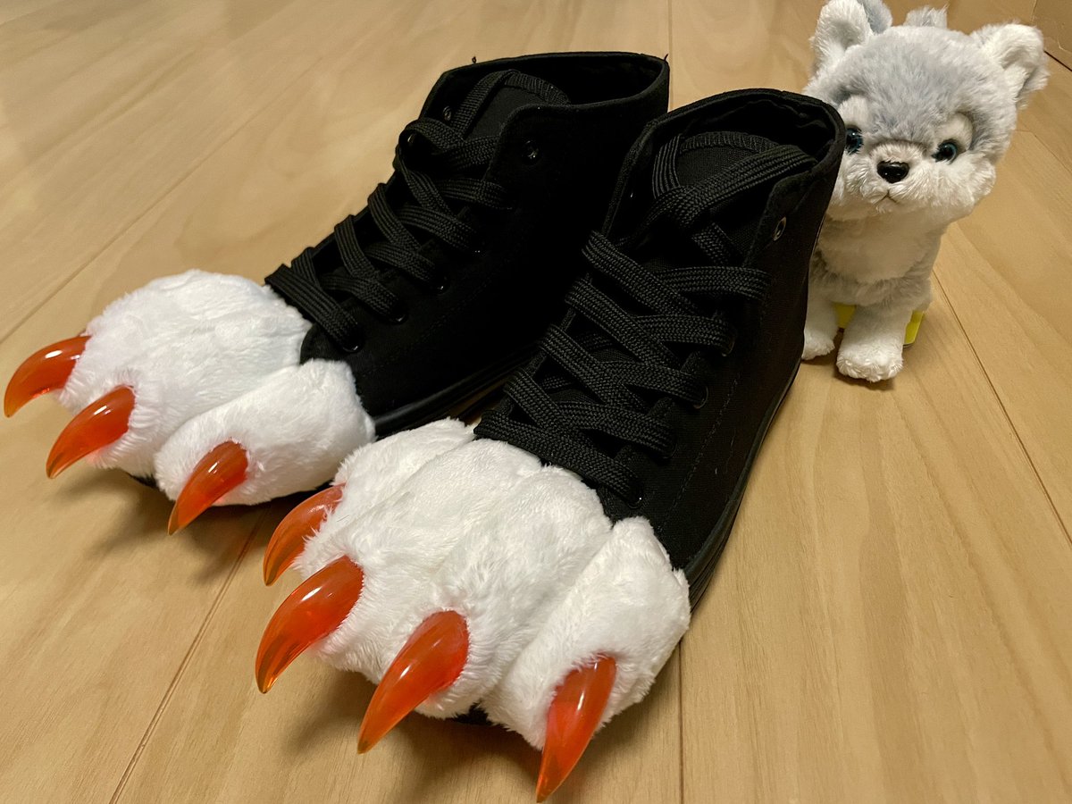 tunaaaaan's tweet photo. こちらのかわいい獣足スニーカー、 AltKEMO @altkemo_JP 様に作成して頂きました！🐾🐺
白狼っぽい足だったら嬉しいなとご相談させて頂いて、爪の色を綺麗な赤〜オレンジ色にしてもらいました！🐕
歩くとちょっとﾁｬｶﾁｬｶ���する！！
かわいいお靴ありがとうございました！色んな角度で見てください https://t.co/DpI0fVZhLi