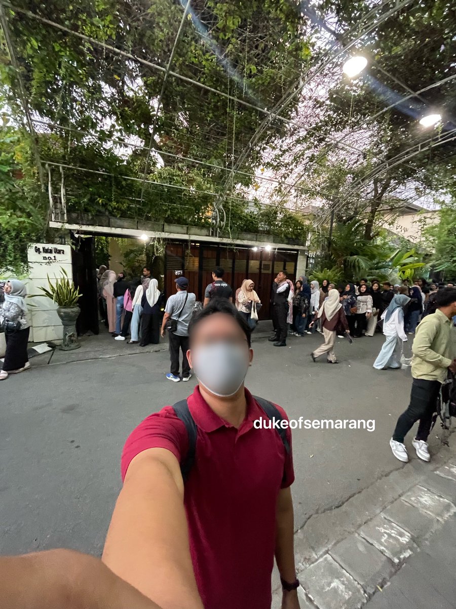 dukeofsemarang's tweet photo. Ke Labuan Bajo 10jt  
Ke Bali 6jt  
Ke Karimun 2jt  

Mending ke rumah Jokowi bayar parkir 2rb dapet kaos https://t.co/zK4304JIEz
