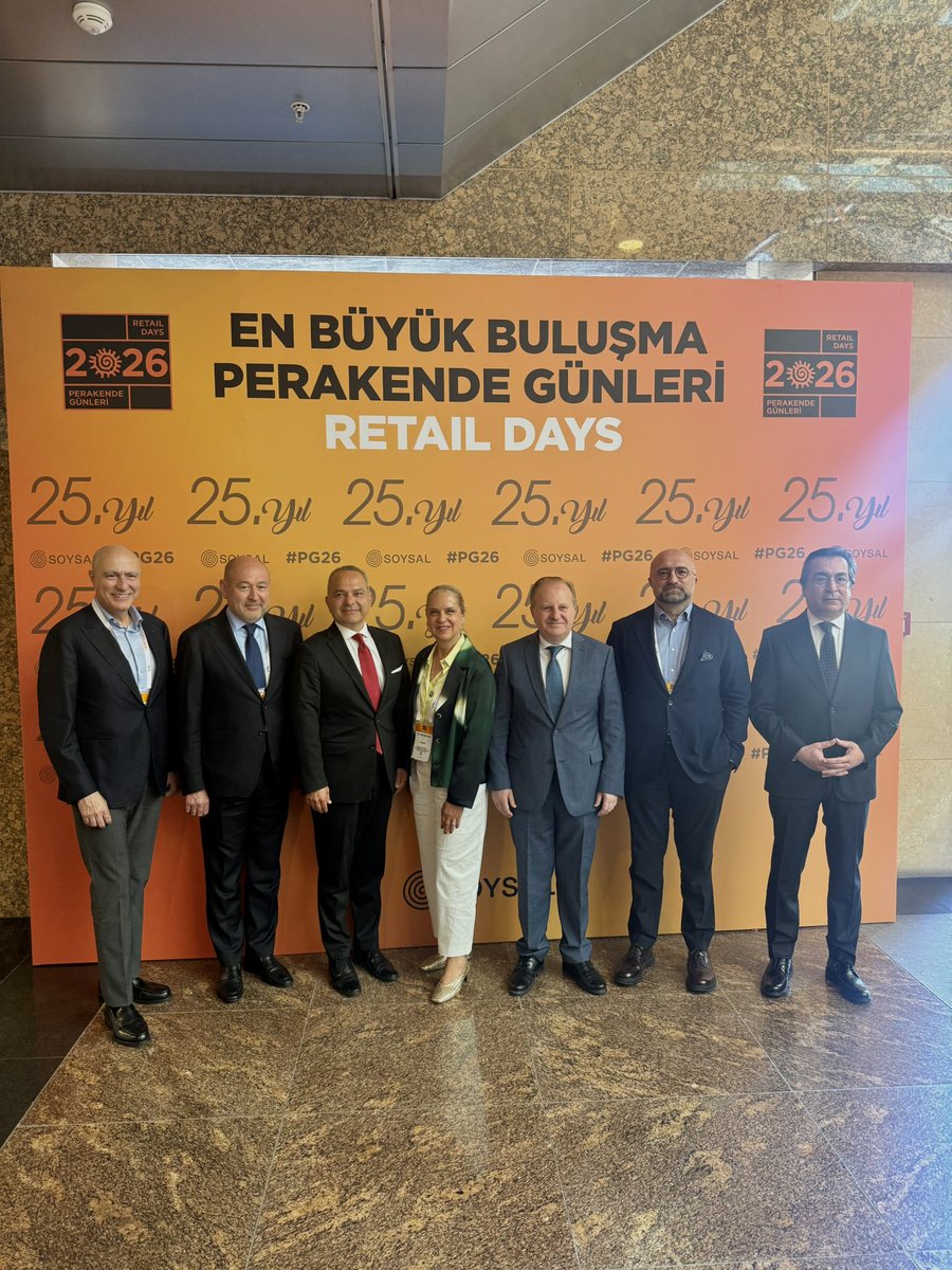 TuresDernegi's tweet photo. TÜRES Genel Başkan Yardımcımız Ünal Dölek, Perakende Günleri Basın Toplantısı’nda sektörümüzün önemli gündem başlıklarını değerlendirdi.

Konuşmasında online yemek platformlarının sektör üzerindeki etkilerine ve kartla yapılan ödemelerde bahşiş uygulamasının işletmeler ile çalışanlar açısından önemine dikkat çeken Ünal Dölek, yeme içme sektörünün sürdürülebilir büyümesi için adil ve dengeli düzenlemelerin gerekliliğini vurguladı.