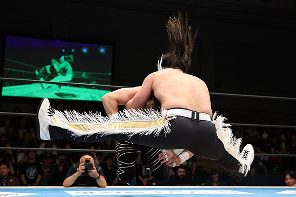 njpw1972's tweet photo. ★第3試合

「Bブロック公式戦」
デスペラード vs 金丸

“クセ者”金丸をピンチェ・ロコ葬！
デスペラードも6勝目をあげる！

※6.3『BEST OF THE SUPER Jr.33』後楽園大会
新日本プロレスのスマホサイトで詳報中！

https://t.co/SeIJXDgcDH

#BOSJ33 https://t.co/BdtH3oZPIz