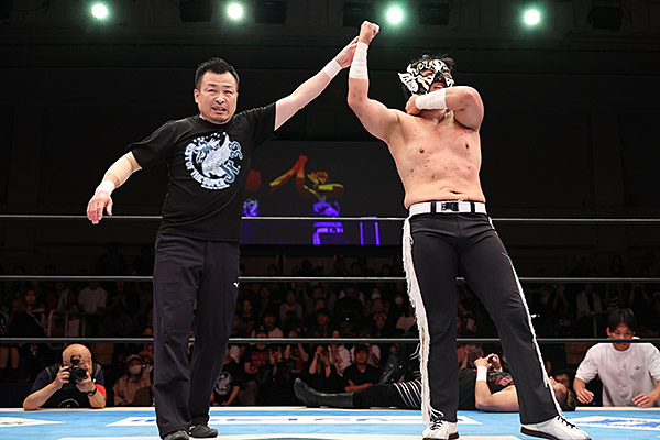 njpw1972's tweet photo. ★第3試合

「Bブロック公式戦」
デスペラード vs 金丸

“クセ者”金丸をピンチェ・ロコ葬！
デスペラードも6勝目をあげる！

※6.3『BEST OF THE SUPER Jr.33』後楽園大会
新日本プロレスのスマホサイトで詳報中！

https://t.co/SeIJXDgcDH

#BOSJ33 https://t.co/BdtH3oZPIz