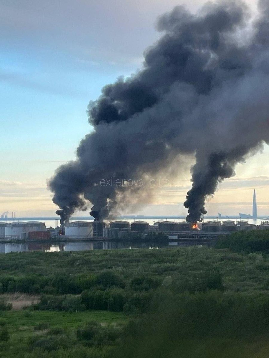 fines7x's tweet photo. 🇺🇦🇷🇺 Heute hat in Sankt Petersburg das #PMEF (Wirtschaftsforum) begonnen, und gleichzeitig wurden Drohnen gemeldet, die einen Ölhafen getroffen haben.

Einheimische veröffentlichen massenhaft Fotos von Bränden.

#Ukraine #SantPetersburg #Russia
#Russland #UkraineKrieg https://t.co/vX0H7rjIKF