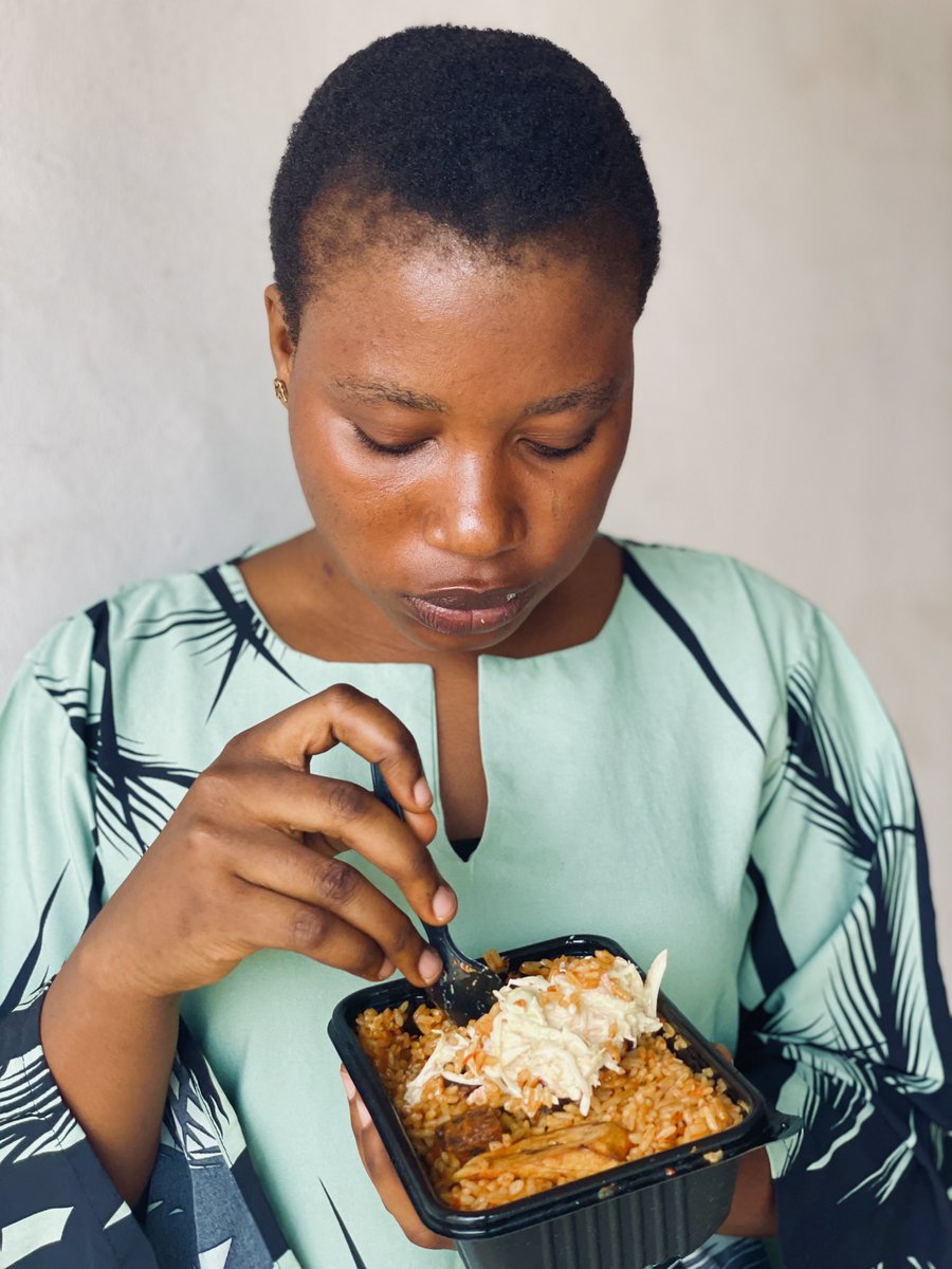 OneModupe's tweet photo. A man bought me this food without sleeping with me😮.. there are still good men out there✌️. TBH i haven’t eaten something like this in years😭💔 https://t.co/rNb0yuG2WX