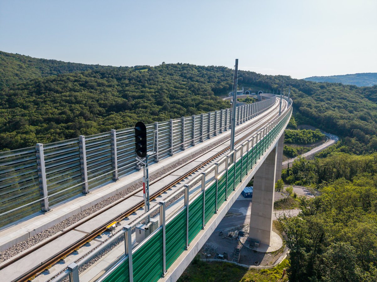 ABratusek's tweet photo. ✅ Železniška proga Divača-Koper je marca letos postala prevozna. 
✅ Prejšnji teden je bila vložena vloga za pridobitev uporabnega dovoljenja za že zgrajeni tir. 
✅ Danes pa je bila vložena še zahteva za izdajo gradbenega dovoljenja za dodaten vzporedni tir. https://t.co/J3ClHvPRyK