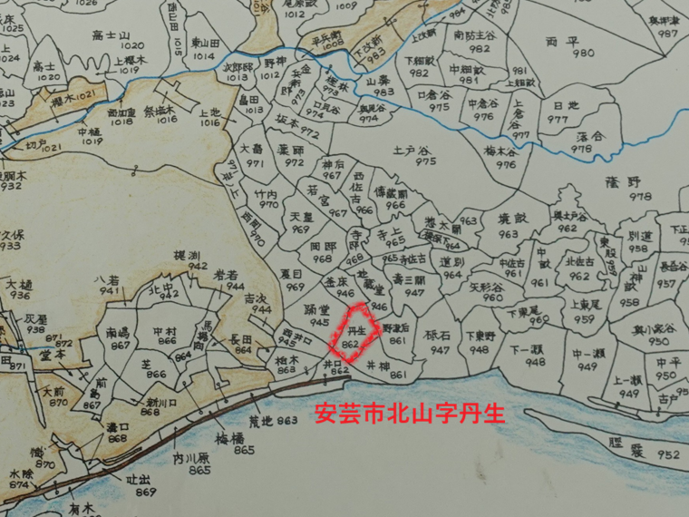 40010bun2's tweet photo. 安芸郡丹生郷の比定地
『和名類聚抄』には土佐国七郡に四十三郷が記録されているが、場所が不明なところがいくつかある。
安芸郡八郷（室津・奈半・安田・丹生・布師・玉造・黒鳥・和食）のうちの、「丹生郷」と「布師郷」だ。

『高知県史古代中世編』には「丹生郷　丹生は入の意入河内をさすといわれている。入河内はもとの安芸郡東川村にあるが、現在の安芸市伊尾木、東川及び川北の地域であろうと推定されている。」として「布師　井ノ口、畑山の地域」としている。

松田壽男『古代の朱』は「丹生」について、水銀が含まれた水銀鉱床（辰砂・朱砂・丹砂）であり、その産地は全国に分布し「丹生・壬生・入」地名を刻んでいるとして全国のニュウ地名を踏査。安芸市入河内のスケッチも『古代の朱』にはあった。
高知県史は入河内だけではこころもとないのか、東川五名と川北と伊尾木を含めて丹生郷としている。

土佐藩後期の地誌『南路志』は、川北村の段（ｐ118）で、安芸市の土居から川北へかけてを丹生郷としている。
引用すると「致和云和名抄に出たる丹生郷知れさりしを、土居村の天正地検帳にニウといふ字見へ、此村にも丹生宮あれは、土居村ゟ川北へ掛て古の丹生なりしこと、郡郷考に委＜云へり。」
確かに、土居村の枝村・仁宇内村・仁宇島に「ニウノウチ・ニウ島」がある。中世から近世にかけての中心地であった土居村が郷に入っていないのは不自然のようでもあるが、数キロ南が「玉造郷」があり、数キロ西が「黒鳥郷」がある。「布師郷」が安芸市井ノ口ですると5キロ四方に隣村同志が四郷となるが、これも不可解。

気の付いた点が二つ
①高知県史は、『南路志』で指摘した点を言及しなかったのか
②地検帳から土地台帳への移行期の転訛かも知れないが地検帳ホノギ「ニウノウチ・ニウ島」が小字では「入ノ内（いりのうち）・入島（いりしま）」とルビを振っているが、たぶん誤読と思われる。地名は読みが一番なので固定資産税所管課は訂正していただきたい（読みはにんいかもしれない）