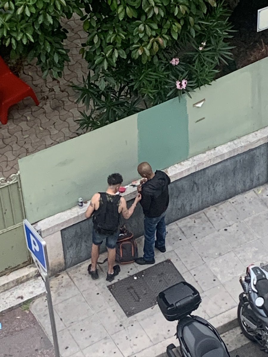 IconicNice's tweet photo. @NicePresse @eciotti @VilledeNice @PMdeNice @BernardChaix @CirasaCedric @LMerengone @RN_Nice06 @KandelBenoit @AlexSaradjian Pas d’inquiétude, ils sont déjà en train de se déportés dans notre rue ! Vendeur, guetteur, tout est en place 👍 sauf que dans notre rue ils vendent et consommes pas uniquement du cannabis ! #Nice #drogues #cocaine 💉💊 https://t.co/cygHgwB6cN