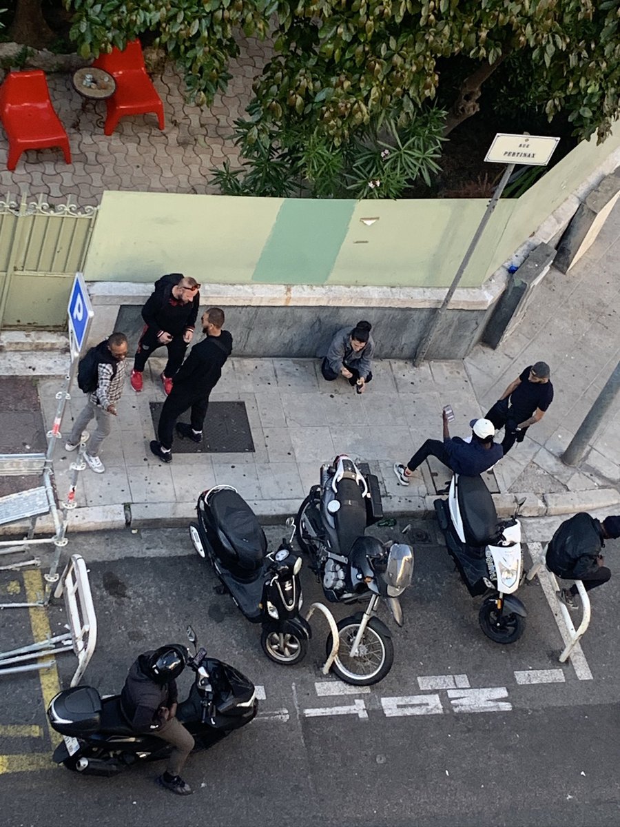 IconicNice's tweet photo. @NicePresse @eciotti @VilledeNice @PMdeNice @BernardChaix @CirasaCedric @LMerengone @RN_Nice06 @KandelBenoit @AlexSaradjian Pas d’inquiétude, ils sont déjà en train de se déportés dans notre rue ! Vendeur, guetteur, tout est en place 👍 sauf que dans notre rue ils vendent et consommes pas uniquement du cannabis ! #Nice #drogues #cocaine 💉💊 https://t.co/cygHgwB6cN