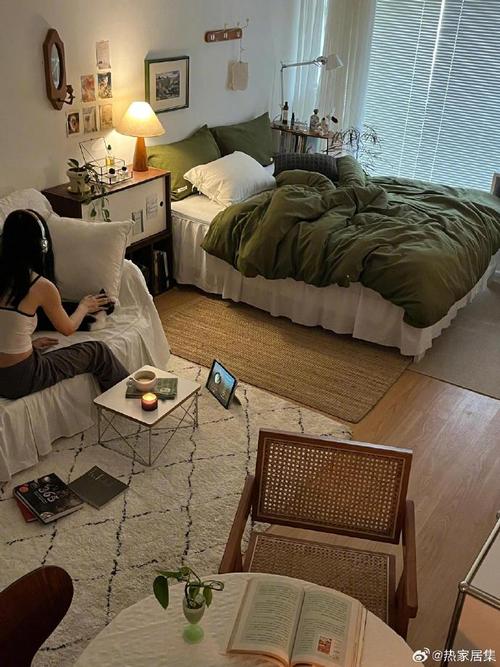 evalyn22's tweet photo. Just spent 2 hours rearranging my bookshelf u0026 now I’m sitting on the floor surrounded by my favorite reads—low-key content, no plans for the rest of the night ， https://t.co/bC5l9nv9Ov
