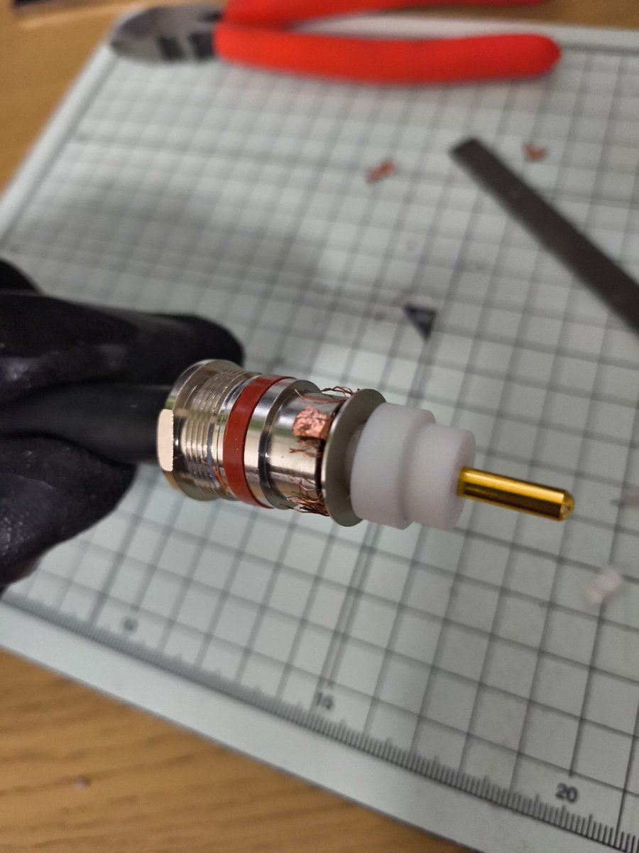 cz401ham's tweet photo. EMEの準備として、古い同軸ケーブル（10D SFA）を引っ張り出してきた。コネクタがなかったので購入して接続。
6.5mで0.70dBの減衰@430MHzは、想定より大きい。新しい同軸ケーブルを買った方が良かったかも。 https://t.co/GOfPo3W79Y