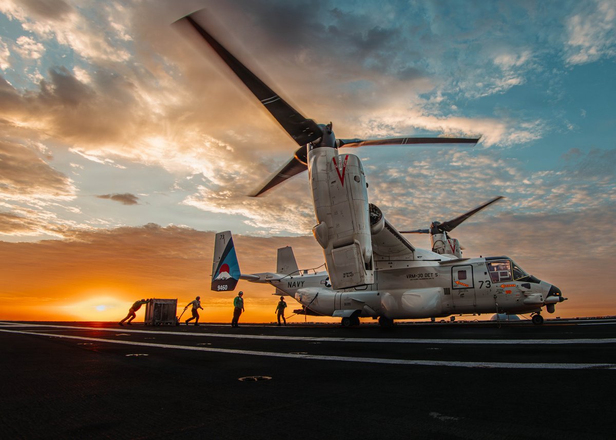 Heavy lift around the clock! 🦅🌅

In the glow of the setting sun, CMV-22B Ospreys launch, recover and load cargo on the flight deck of USS George Washington. Rapid logistical missions guarantee operational readiness to defend a free and open Indo-Pacific. 
#FlyNavy | #US7thFleet https://t.co/NJiSRGRyMH